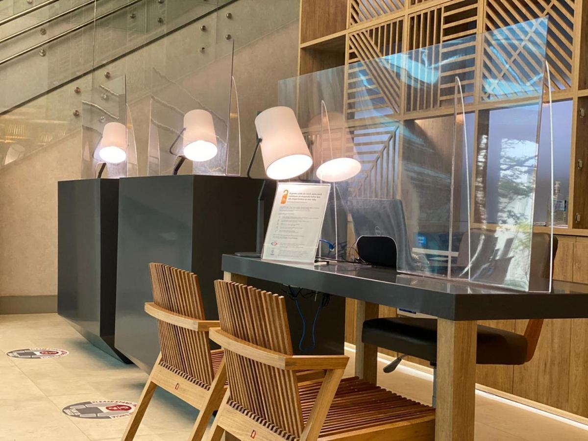 ホテル ラディソン オスカー フレイレ サンパウロ エクステリア 写真 A plexiglass shield at a hotel reception desk