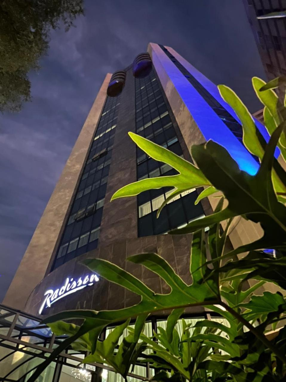 ホテル ラディソン オスカー フレイレ サンパウロ エクステリア 写真 The building at night