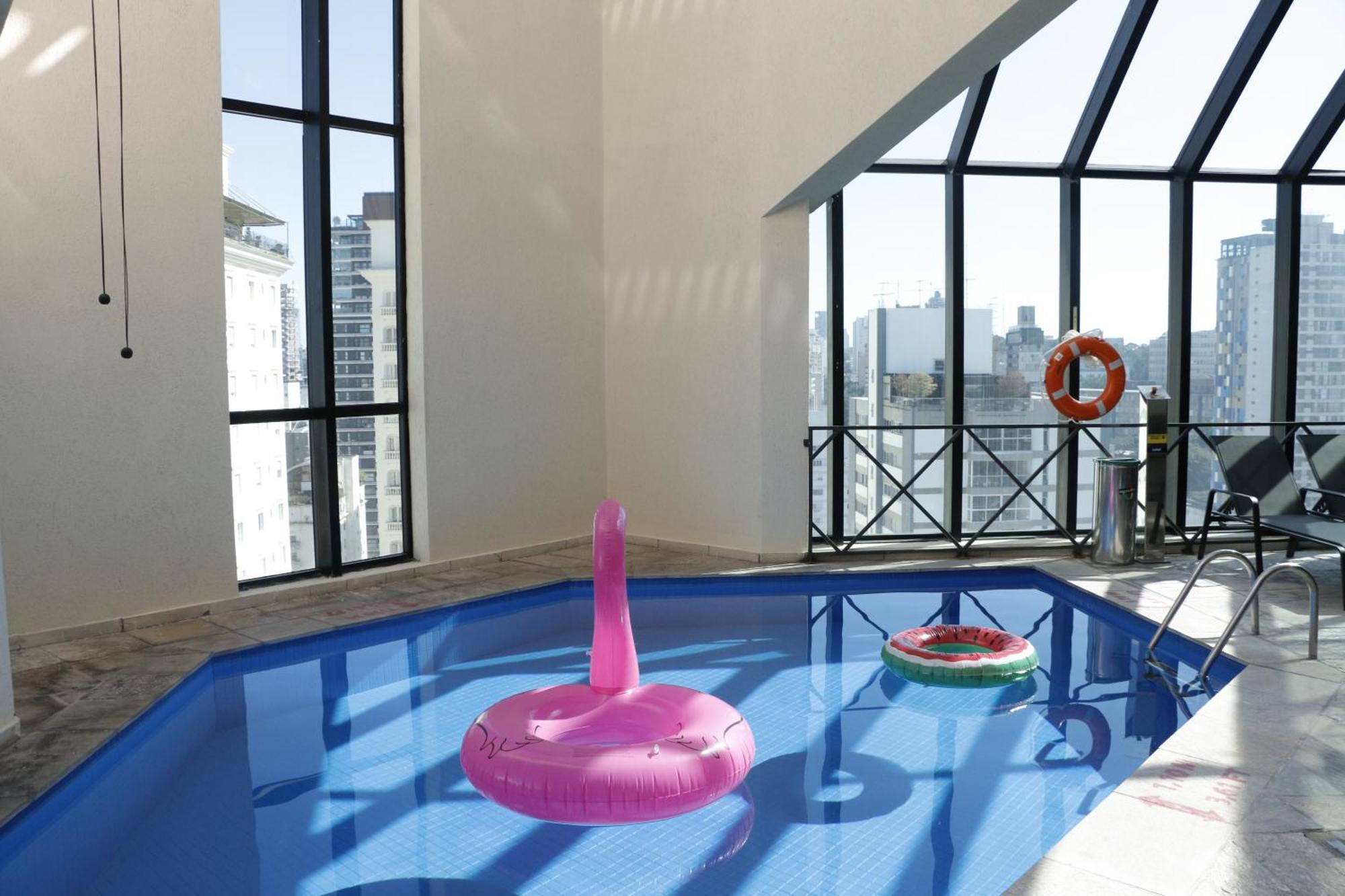 ホテル ラディソン オスカー フレイレ サンパウロ エクステリア 写真 A pool with two floats