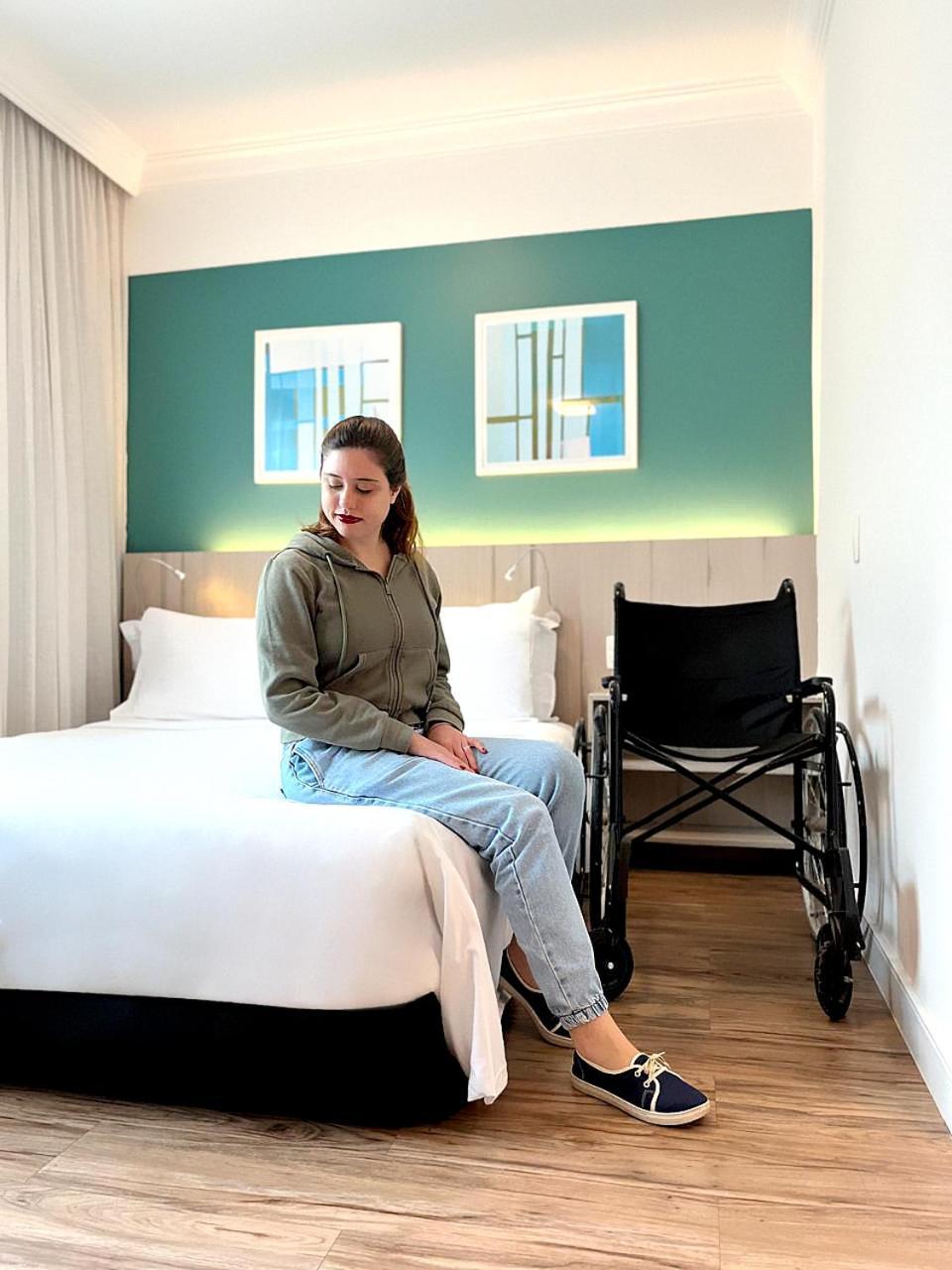 ホテル ラディソン オスカー フレイレ サンパウロ エクステリア 写真 A disabled woman in a hotel room